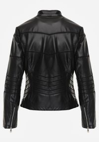 Renee - Czarna Kurtka Ramoneska z Geometrycznymi Przeszyciami Besilda. Okazja: na co dzień. Kolor: czarny. Materiał: poliester, jeans. Wzór: geometria. Styl: casual, klasyczny #8