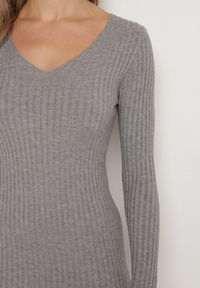 Born2be - Szara Prążkowana Sukienka z Wełną i Kaszmirem o Dopasowanym Kroju z Dekoltem w Serek Vaimanae. Okazja: na co dzień. Typ kołnierza: dekolt w serek. Kolor: szary. Materiał: wełna, prążkowany, kaszmir. Długość rękawa: długi rękaw. Sezon: zima, jesień. Typ sukienki: dopasowane. Styl: casual #2