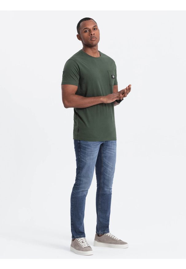 Ombre Clothing - Casualowy męski t-shirt z naszywką na kieszeni – ciemnooliwkowy V4. Okazja: na co dzień. Kolor: oliwkowy. Materiał: guma, skóra, jersey, bawełna. Wzór: aplikacja. Styl: casual