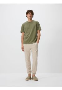 Reserved - Spodnie jogger z lnem - beżowy. Kolor: beżowy. Materiał: len