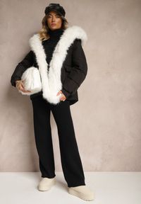 Renee - Czarna Kurtka Pikowana z Kapturem i Odpinanymi Futerkowymi Wstawkami Izafera. Okazja: na co dzień. Typ kołnierza: kaptur. Kolor: czarny. Materiał: jeans. Styl: elegancki, casual