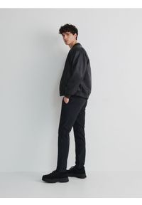 Reserved - Spodnie chino slim fit - czarny. Kolor: czarny. Materiał: bawełna