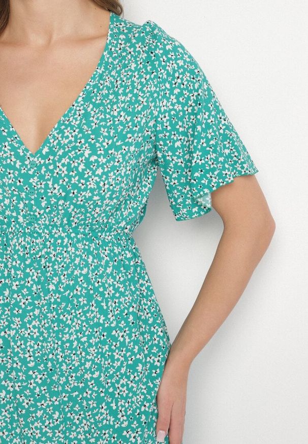 Born2be - Zielona Sukienka z Bawełny Rozkloszowana w Kwiaty Esirive. Typ kołnierza: dekolt w kształcie V. Kolor: zielony. Materiał: bawełna. Długość rękawa: krótki rękaw. Wzór: kwiaty