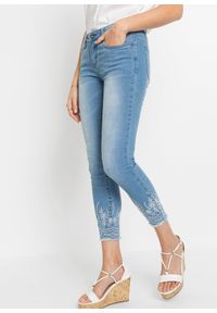 bonprix - Dżinsy o kroju skinny, mid waist. Kolor: niebieski. Wzór: haft #1