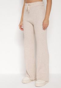 Born2be - Jasnobeżowy Komplet z Bawełną i Wełną Sweter z Guzikami i Proste Spodnie Reisadia. Kolor: beżowy. Materiał: wełna, bawełna #4