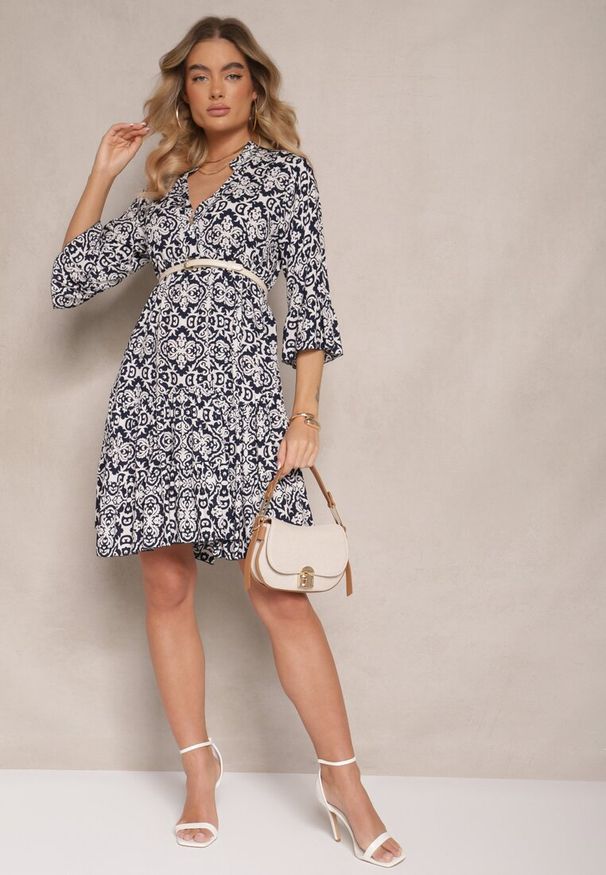 Renee - Granatowa Rozkloszowna Sukienka z Bawełny w Ornamentalny Wzór z Falbaną Lanariella. Typ kołnierza: kołnierz z falbankami. Kolor: niebieski. Materiał: bawełna. Typ sukienki: rozkloszowane