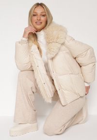 Born2be - Beżowa Pikowana Kurtka Oversize z Futrzanymi Zdobieniami Saranessa. Okazja: na co dzień. Kolor: beżowy. Materiał: futro. Wzór: aplikacja. Styl: casual