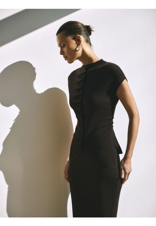 Reserved - Dzianinowa spódnica midi - brązowy. Kolor: brązowy. Materiał: dzianina