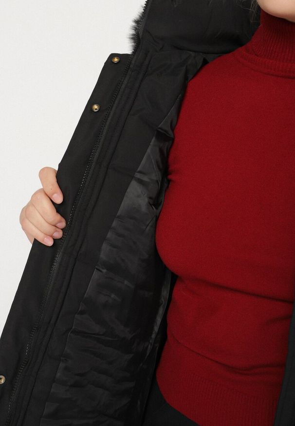 Born2be - Czarna Pikowana Kurtka z Kapturem z Futrem i Paskiem w Talii Acendria. Okazja: na co dzień. Typ kołnierza: kaptur. Kolekcja: plus size. Kolor: czarny. Materiał: futro. Styl: casual, klasyczny
