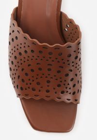 Renee - Brązowe Ażurowe Klapki na Słupkowym Obcasie z Kwadratowym Noskiem Lumetia. Okazja: na co dzień. Kolor: brązowy. Wzór: ażurowy. Sezon: lato. Obcas: na obcasie. Styl: boho, casual. Wysokość obcasa: średni #5