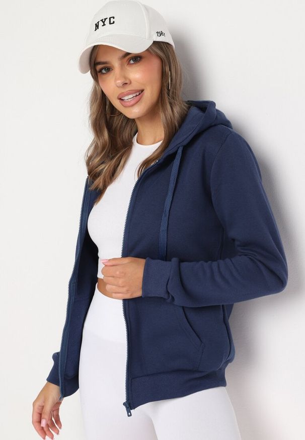 Born2be - Granatowa Bluza z Kapturem Sithi. Okazja: na co dzień. Typ kołnierza: kaptur. Kolor: niebieski. Materiał: jeans. Długość rękawa: długi rękaw. Długość: długie. Styl: klasyczny, casual