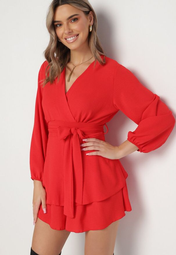 Born2be - Czerwona Kopertowa Sukienka Kombinezon Mini z Falbanką Bomina. Typ kołnierza: kołnierz z falbankami. Kolor: czerwony. Materiał: materiał. Typ sukienki: kopertowe. Długość: mini