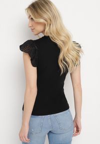 Born2be - Czarna Bawełniana Bluzka z Ażurowym Wykończeniem przy Ramionach Zapinana z Tyłu na Guzik Killuasa. Okazja: na spotkanie biznesowe. Kolor: czarny. Materiał: bawełna. Wzór: ażurowy. Styl: klasyczny, biznesowy, elegancki #7