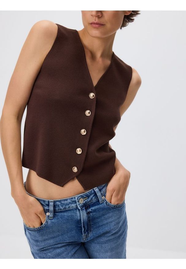 Reserved - Kamizelka z dekoracyjnymi guzikami - brązowy. Kolor: brązowy. Materiał: wiskoza, dzianina. Wzór: gładki