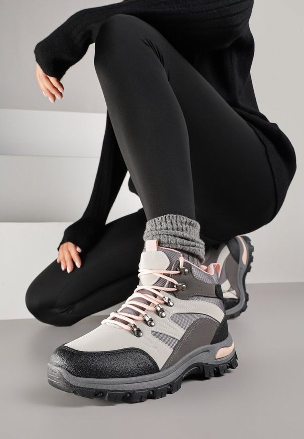 Renee - Szare Buty Trekkingowe Trapery Vices z Geometrycznym Wzorem Norrive. Okazja: na co dzień. Kolor: szary. Materiał: skóra. Wzór: geometria. Styl: casual
