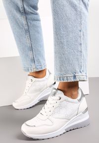 Renee - Białe Sneakersy na Koturnie z Metaliczną Wstawką Derine. Kolor: biały. Obcas: na koturnie #1
