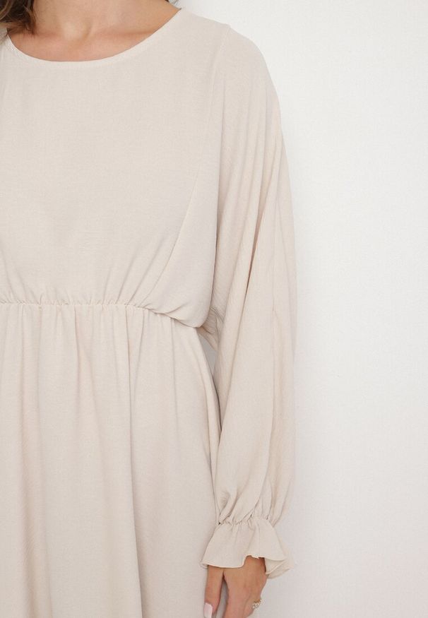 Born2be - Jasnobeżowa Sukienka o Rozkloszowanym Kroju z Ozdobnymi Mankietami Terellea. Okazja: na co dzień. Kolor: beżowy. Materiał: jeans. Długość rękawa: długi rękaw. Styl: elegancki, casual, klasyczny