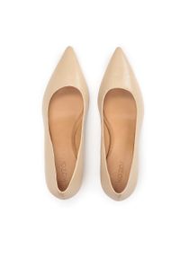 Kazar - Skórzane czółenka kaczuszki. Okazja: na co dzień. Kolor: beżowy. Materiał: skóra. Wzór: gładki. Obcas: na szpilce. Styl: elegancki, casual, klasyczny. Wysokość obcasa: niski #6