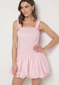 Born2be - Różowa Bawełniana Sukienka Bombka na Ramiączkach z Elastyczną Górą Linarisena. Okazja: na co dzień, na imprezę. Typ kołnierza: kokarda. Kolor: różowy. Materiał: bawełna. Długość rękawa: na ramiączkach. Typ sukienki: bombki. Styl: casual, elegancki #1