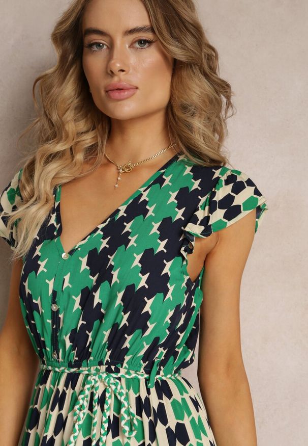 Renee - Zielona Wiskozowa Sukienka Maxi z Gumką w Talii i Falbankami przy Ramionach Baldise. Typ kołnierza: kołnierz z falbankami. Kolor: zielony. Materiał: wiskoza. Długość: maxi