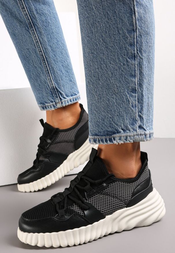 Renee - Czarne Sneakersy Sznurowane na Grubej Podeszwie Stephenie. Wysokość cholewki: przed kostkę. Kolor: czarny. Materiał: materiał. Szerokość cholewki: normalna