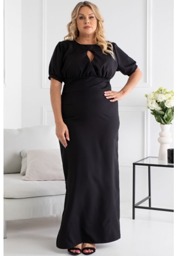 KARKO - Sukienka wieczorowa dekolt łezka i rozporek na boku ARATA długa czarna PROMOCJA. Okazja: na wesele, na randkę, na ślub cywilny. Kolekcja: plus size. Kolor: czarny. Materiał: tkanina, elastan, poliester. Wzór: aplikacja. Sezon: lato. Typ sukienki: dla puszystych, szmizjerki, proste. Styl: wizytowy. Długość: maxi