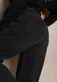 Renee - Czarne Bawełniane Jeansy o Szerokim Kroju High Waist Ozdobione Paskiem z Klamrą Atterina. Stan: podwyższony. Kolor: czarny. Wzór: aplikacja. Styl: elegancki #5