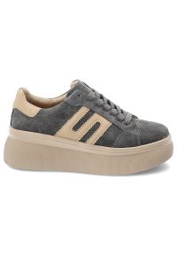 Sneakersy damskie Filippo, wykonane ze skóry naturalnej i skóry zamszowej sznurowane na wysokiej platformie, szare, DP7175/26 GR. Okazja: na co dzień. Kolor: szary. Materiał: skóra, zamsz. Szerokość cholewki: normalna. Obcas: na platformie. Styl: casual, klasyczny, elegancki #6