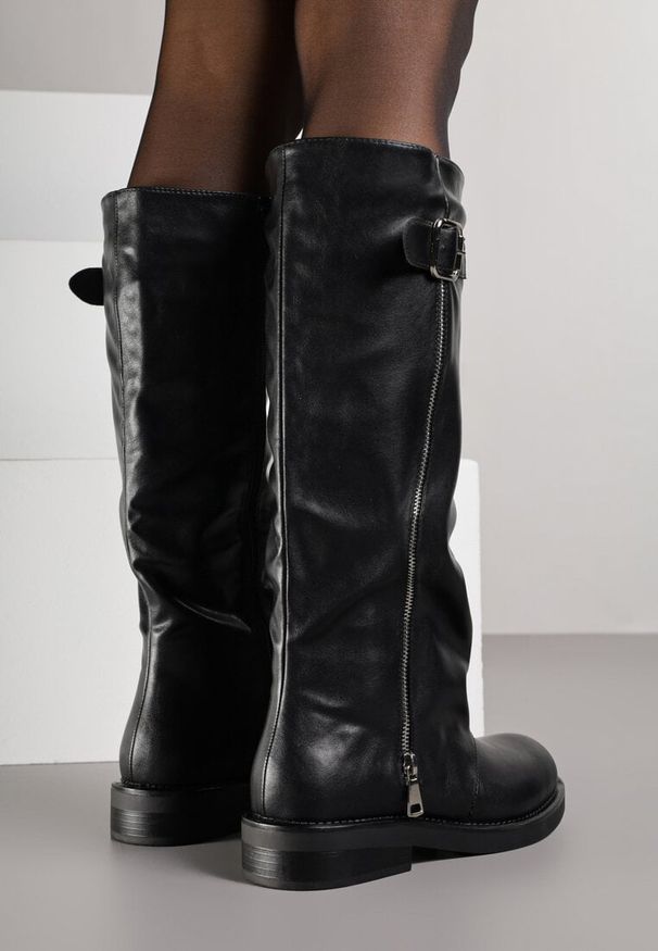 Born2be - Czarne Kozaki Typu Bikery Ozdobione Suwakiem i Klamrą Linvera. Okazja: na co dzień. Zapięcie: klamry. Kolor: czarny. Materiał: jeans. Wzór: aplikacja. Styl: casual, elegancki