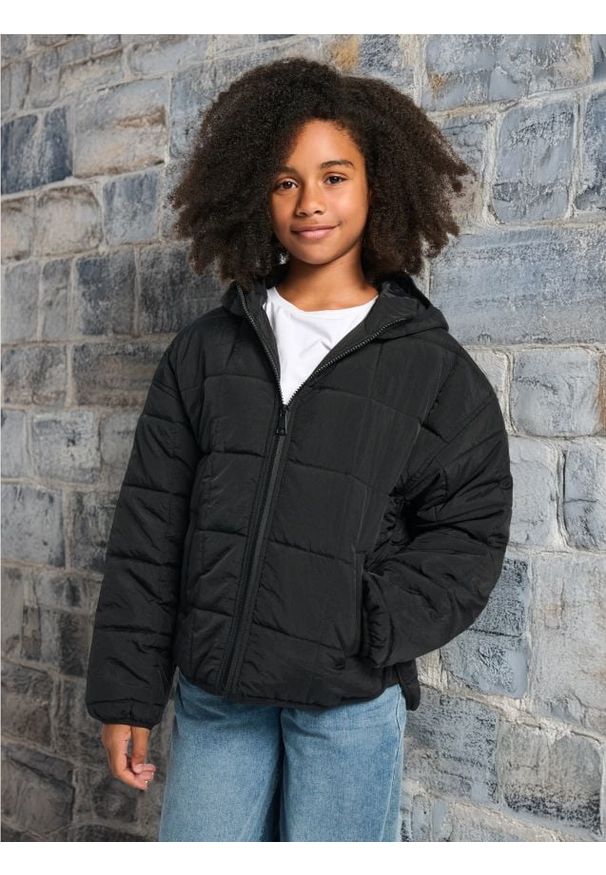 Sinsay - Pikowana kurtka z kapturem i kieszeniami - czarny. Typ kołnierza: kaptur. Kolor: czarny