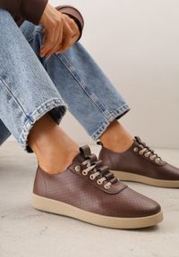 Born2be - Brązowe Wsuwane Tenisówki z Perforacją i Podeszwą z Bieżnikiem Illanya. Okazja: na co dzień. Zapięcie: bez zapięcia. Kolor: brązowy. Materiał: jeans. Szerokość cholewki: normalna. Styl: casual, klasyczny #4