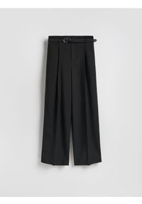 Reserved - Spodnie z paskiem - czarny. Kolor: czarny. Materiał: wiskoza, tkanina. Wzór: gładki #1