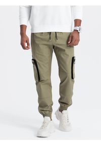 Ombre Clothing - Męskie spodnie JOGGERY z zapinanymi kieszeniami cargo - jasnooliwkowe V1 - Rozmiar: S. Kolor: oliwkowy. Materiał: guma, tkanina, elastan, bawełna. Wzór: nadruk #6