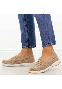 Nude ażurowe mokasyny damskie Sergio Leone Mk098H. Okazja: na spacer, na co dzień. Nosek buta: okrągły. Zapięcie: bez zapięcia. Materiał: zamsz. Szerokość cholewki: normalna. Wzór: ażurowy. Sezon: wiosna, lato. Styl: casual, elegancki, klasyczny #1