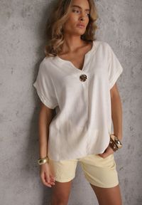 Renee - Biała Bluzka z Lnem i Wiskozą o Nietoperzowym Kroju z Krótkim Rękawem Herira. Okazja: na co dzień. Typ kołnierza: dekolt w serek. Kolor: biały. Długość: krótkie. Wzór: aplikacja. Materiał: wiskoza, len. Długość rękawa: krótki rękaw. Sezon: lato. Styl: casual, elegancki #1