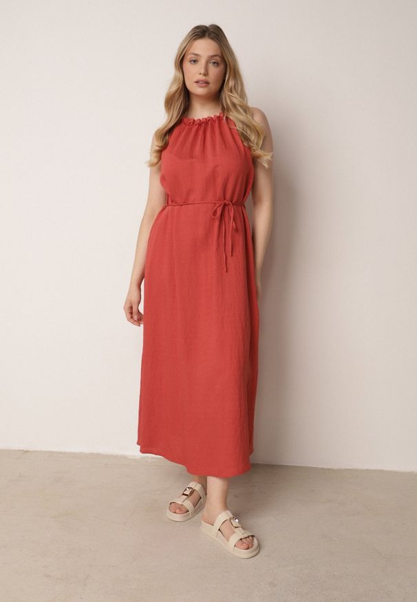 Born2be - Czerwona Wiskozowa Sukienka Bez Rękawów z Warkoczowym Splotem przy Dekolcie Shirineli. Okazja: na co dzień. Kolekcja: plus size. Kolor: czerwony. Materiał: wiskoza. Długość rękawa: bez rękawów. Wzór: ze splotem. Typ sukienki: proste, dla puszystych. Styl: boho, elegancki, klasyczny, casual