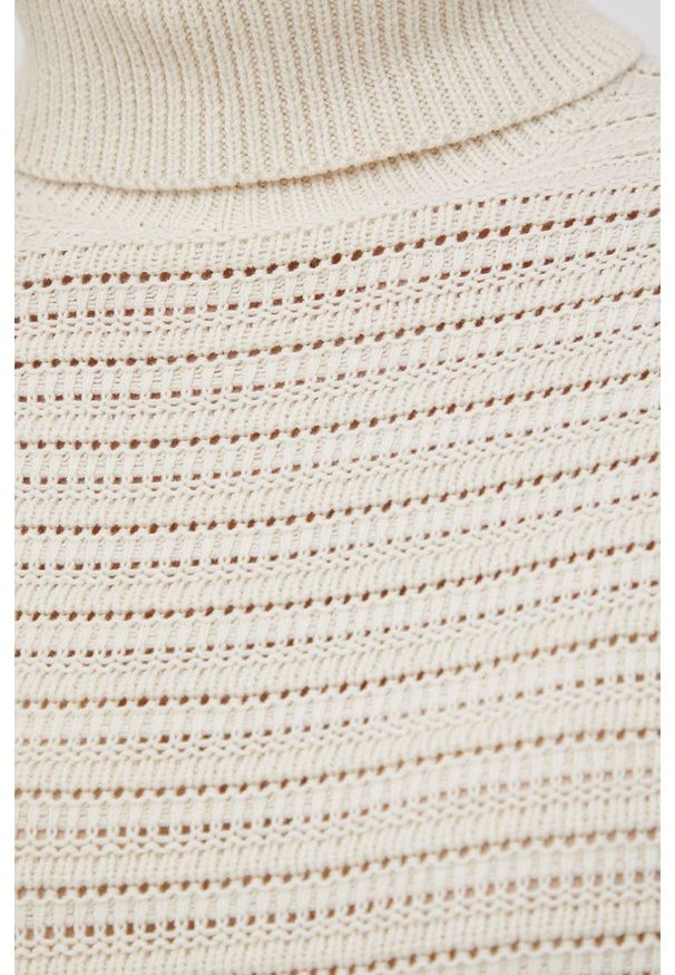 Vero Moda Sweter damski kolor kremowy z golfem. Typ kołnierza: golf. Kolor: beżowy. Materiał: dzianina, bawełna. Długość rękawa: długi rękaw. Długość: długie. Wzór: ze splotem