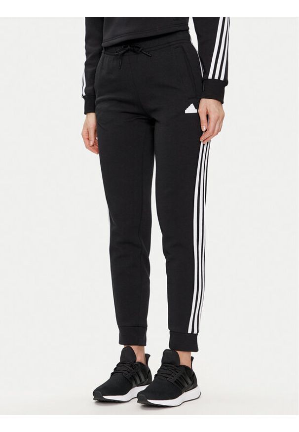 Adidas - adidas Spodnie dresowe Future Icons 3-Stripes IN9479 Czarny Regular Fit. Kolor: czarny. Materiał: syntetyk, bawełna
