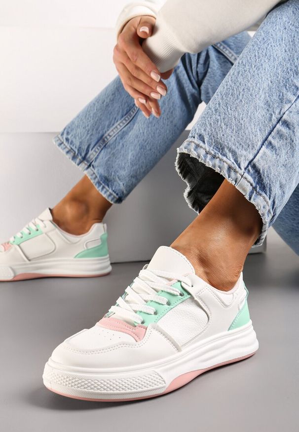 Born2be - Biało-Różowe Sneakersy Ozdobione Kolorowymi Naszywkami Utaria. Kolor: biały. Wzór: aplikacja, kolorowy