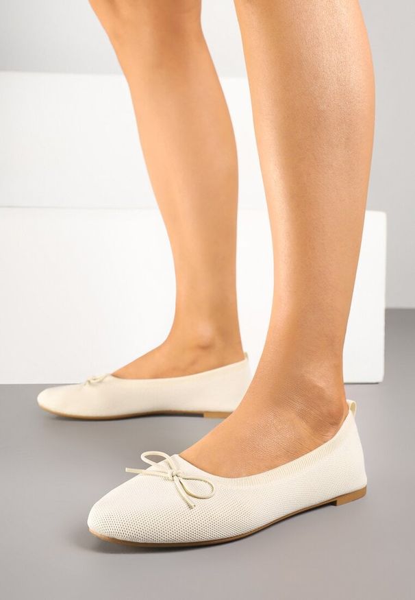 Renee - Beżowe Materiałowe Balerinki Ozdobione Kokardą Galkia. Okazja: na co dzień, na spotkanie biznesowe. Zapięcie: pasek. Kolor: beżowy. Materiał: materiał. Wzór: aplikacja. Sezon: lato. Styl: biznesowy, casual, elegancki, klasyczny