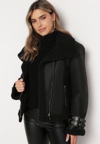 Born2be - Czarna Kurtka Biker Ozdobiona Wstawkami z Futerka i Paskami Nonnie. Kolor: czarny. Materiał: futro. Wzór: aplikacja. Sezon: zima