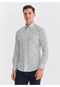 Pako Lorente - Biała koszula w niebieski wzór geometryczny. Kolor: wielokolorowy, niebieski, biały. Materiał: bawełna, elastan. Długość rękawa: długi rękaw. Długość: długie. Wzór: geometria #1