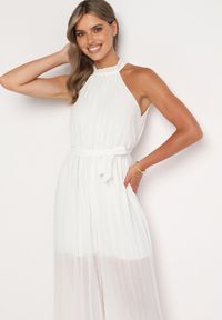 Born2be - Biały Taliowany Kombinezon z Dekoltem Typu Halter z Gumką w Pasie i Materiałowym Paskiem Xolefia. Okazja: na co dzień, na imprezę. Kolor: biały. Materiał: materiał. Styl: casual, elegancki #3