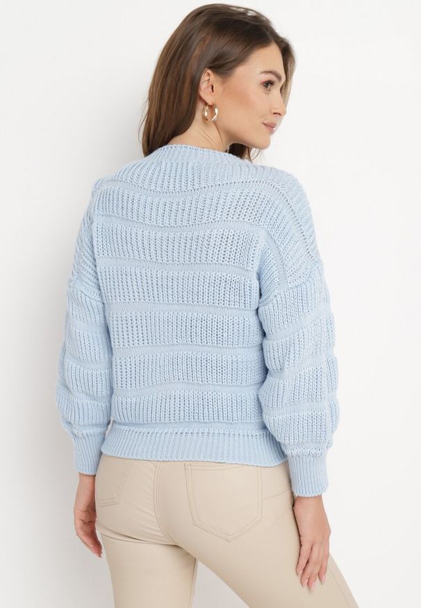Born2be - Niebieski Sweter o Krótkim Fasonie z Luźnymi Rękawami Hejlla. Kolor: niebieski. Materiał: materiał. Długość: krótkie. Sezon: jesień, zima
