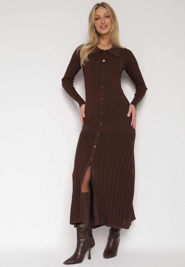 Born2be - Brązowa Wiskozowa Sukienka Sweterkowa z Guzikami i Kołnierzykiem Delarria. Okazja: na co dzień. Kolor: brązowy. Materiał: wiskoza. Styl: casual, klasyczny, elegancki. Długość: midi
