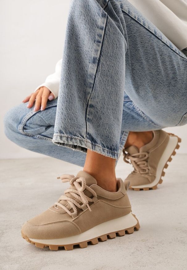 Renee - Ciemnobeżowe Sneakersy na Platformie Ozdobionej Tłoczeniem Zerla. Okazja: na co dzień. Kolor: beżowy. Materiał: jeans. Wzór: aplikacja. Obcas: na platformie