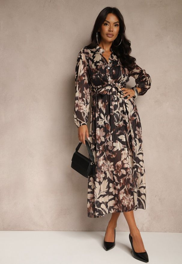 Renee - Czarna Sukienka o Rozkloszowanym Kroju z Wiązanym Paskiem i Metaliczną Nicią Nalimirae. Okazja: na co dzień. Typ kołnierza: dekolt w kształcie V. Kolor: czarny. Materiał: skóra, wiskoza, elastan. Styl: casual