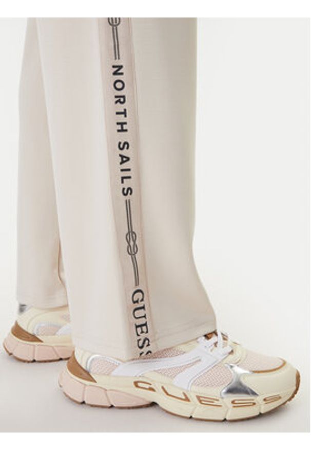 Guess Spodnie dresowe W6GB29 K3282 Beżowy Regular Fit. Kolor: beżowy. Materiał: syntetyk