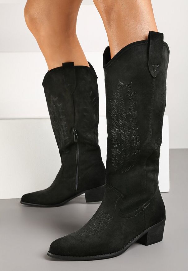 Renee - Czarne Kozaki Typu Kowbojki z Ekozamszu Ozdobione Haftem przy Cholewce Narilira. Okazja: na co dzień. Kolor: czarny. Materiał: jeans. Szerokość cholewki: normalna. Wzór: aplikacja, haft. Obcas: na obcasie. Styl: elegancki, casual. Wysokość obcasa: niski