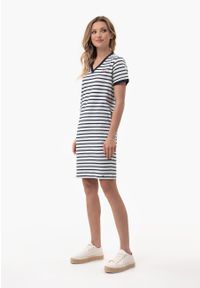 Volcano - Sportowa sukienka w paski G-MALIBU. Okazja: na co dzień. Typ kołnierza: dekolt w serek. Kolor: kremowy. Wzór: paski. Typ sukienki: sportowe. Materiał: elastan, bawełna, materiał, dzianina, skóra. Długość rękawa: krótki rękaw. Sezon: lato. Styl: sportowy. Długość: mini #1